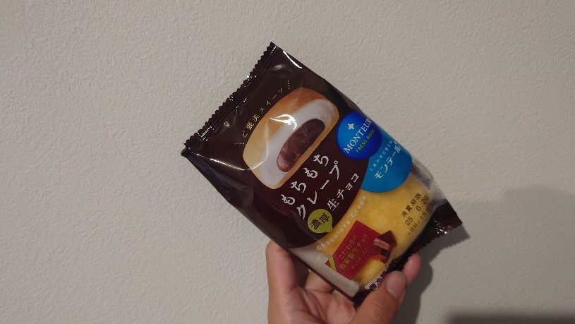 モンテールのもちもちクレープ生チョコのパッケージを手に持っている写真
