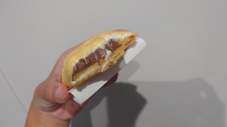 もちもちクレープ生チョコを一口食べた断面の写真。中には生チョコとクリームが見える