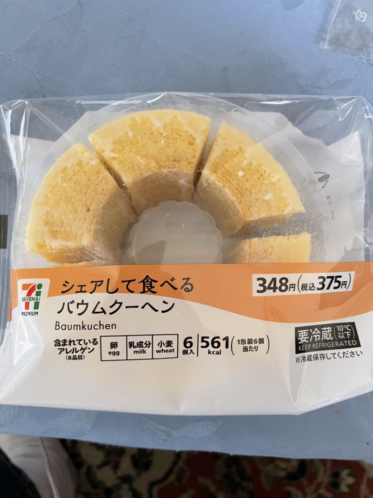 ブンイレブンの「シェアして食べるバウムクーヘン」のパッケージと中の6切れ入りバウムクーヘン