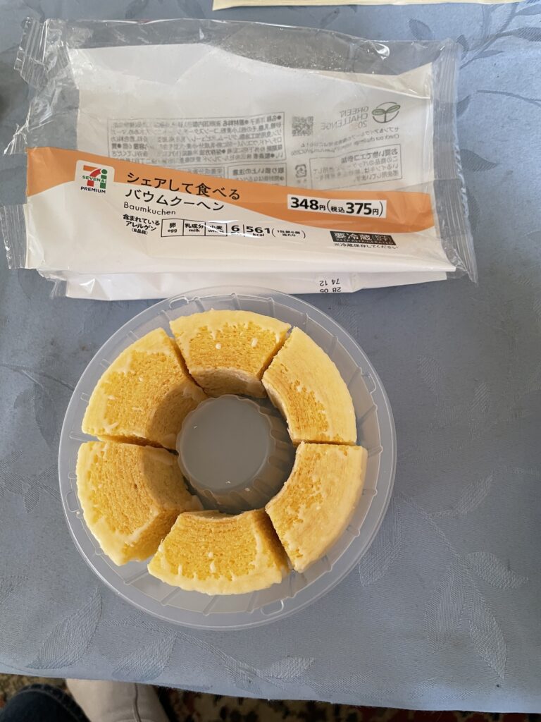 透明な容器に6切れにカットされたバウムクーヘンと、「シェアして食べるバウムクーヘン」のパッケージ