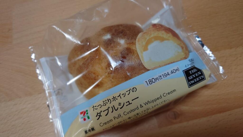 セブンイレブンの「たっぷりホイップのダブルシュー」のパッケージ写真。シュークリームの中身が見える断面イラスト付き。