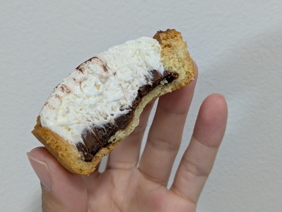 塩チョコタルトの断面。チョコレート層とクリームが重なり、タルト生地がしっかりと支えている。