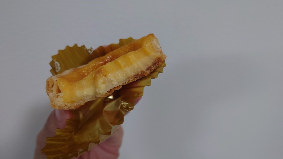 とろサクエッグタルトの断面アップ。パイ生地とカスタードクリームの層が美しく見える。
