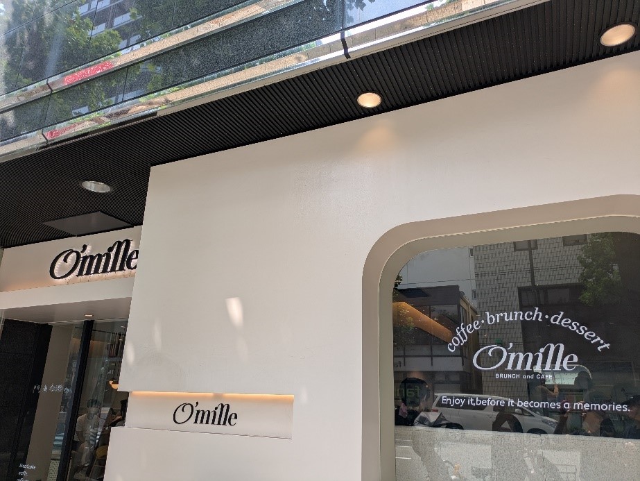 O’milleという名前のカフェの外観、ガラス窓に「coffee・brunch・dessert」と書かれている様子