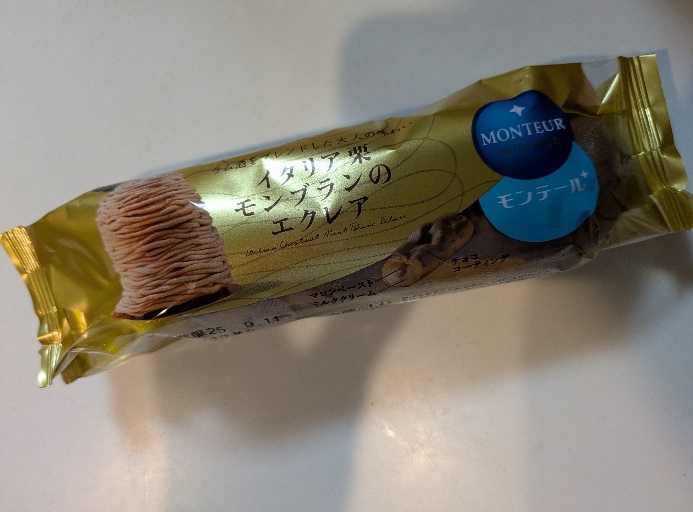 モンテールの「イタリア栗モンブランのエクレア」のパッケージ。ゴールドの包装にモンブランの写真が描かれている