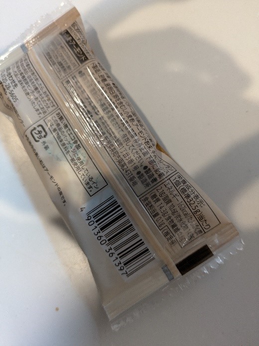 アイスバーのパッケージ裏面に表示された成分表とバーコードの写真