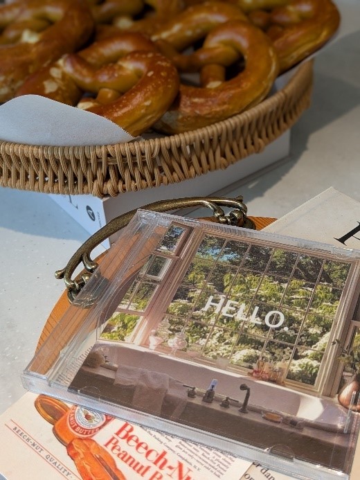 かごに入ったプレッツェルと「HELLO」と書かれたカードが置かれたテーブルの様子