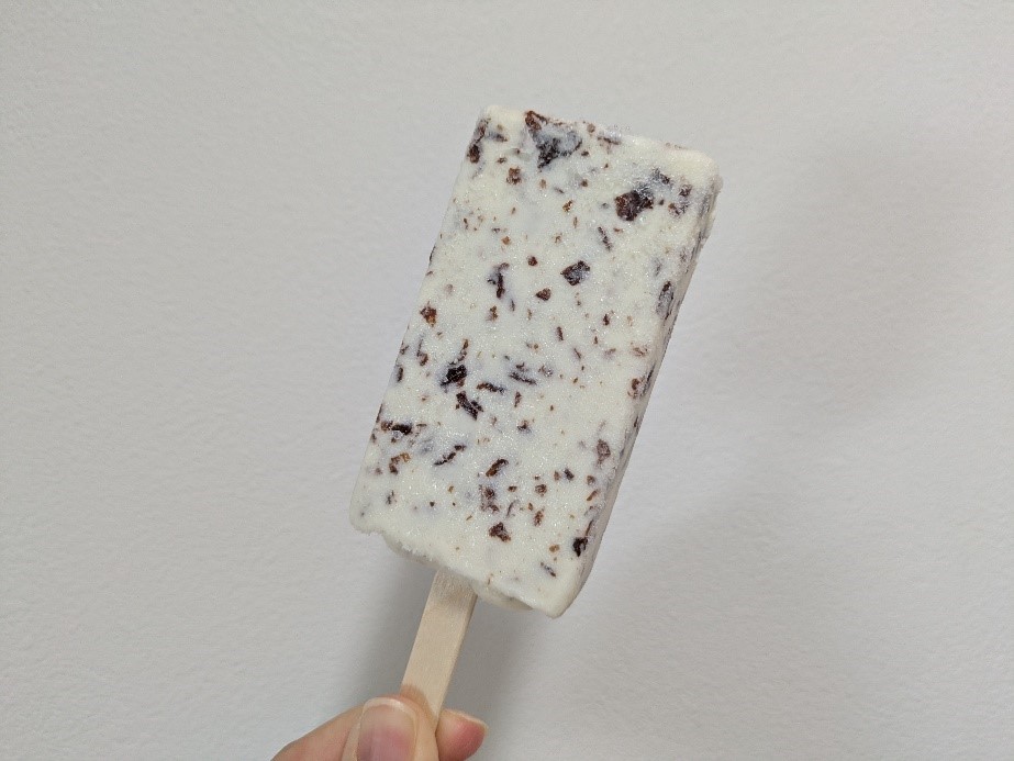 セブンプレミアムのチョコチップ入りミルクアイスバーを手に持っている写真