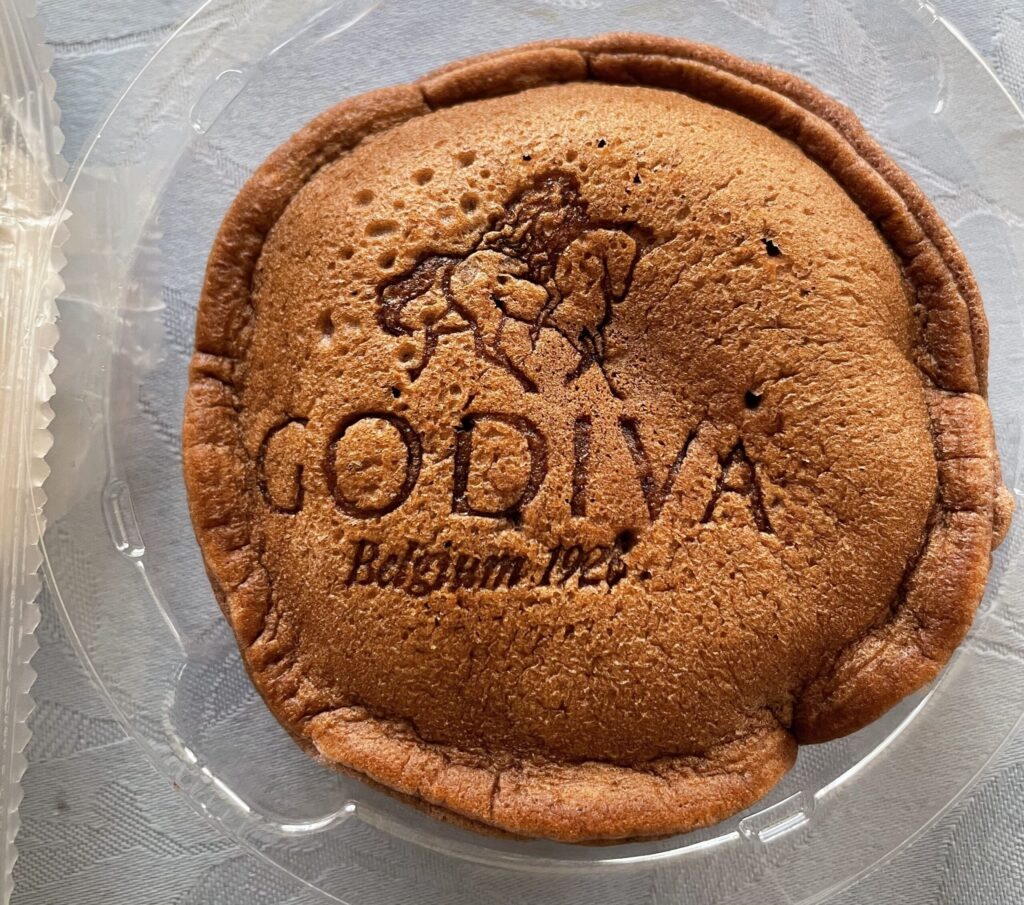 GODIVAのロゴが刻印されたチョコレート生地の「どらもっち ショコラマロン」実物
