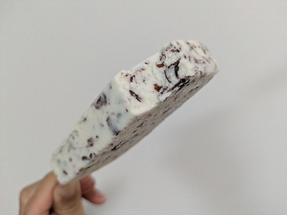 一口かじられたセブンプレミアムのチョコチップミルクバーの写真