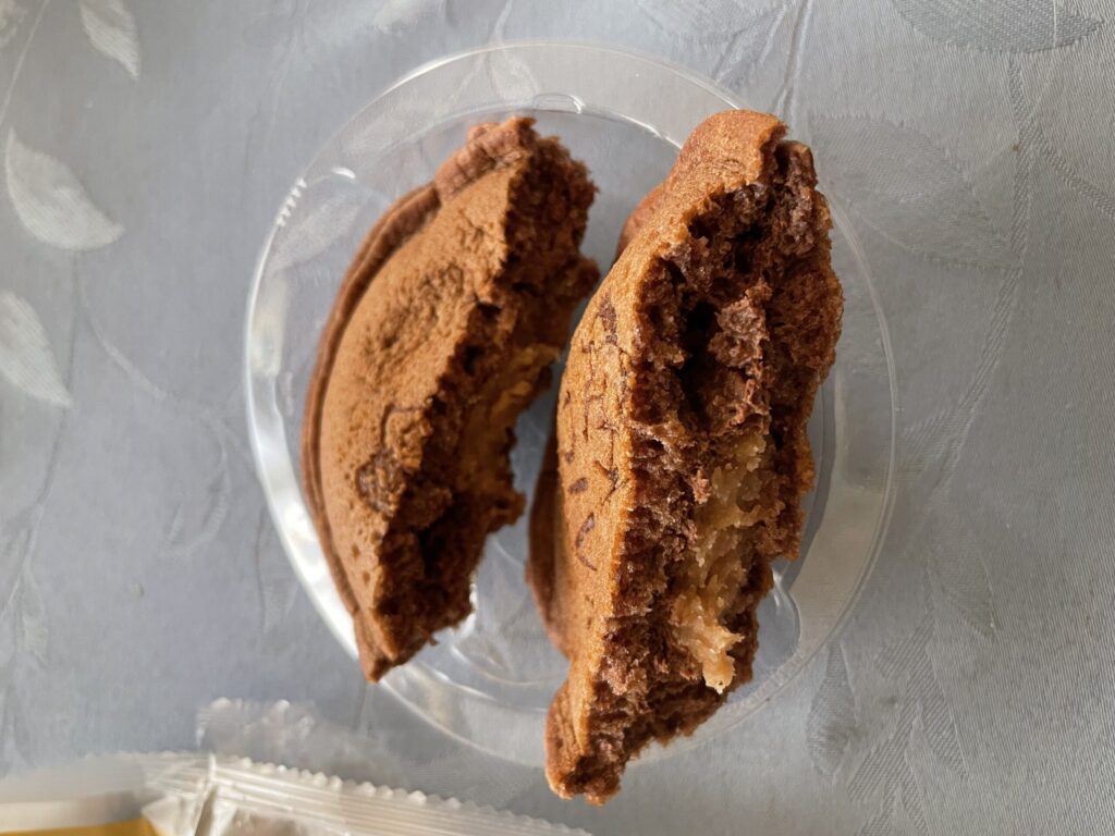GODIVAとUchi Caféのコラボスイーツ「どらもっち ショコラマロン」を半分に割った断面。チョコ生地の中にマロンクリームが入っている様子