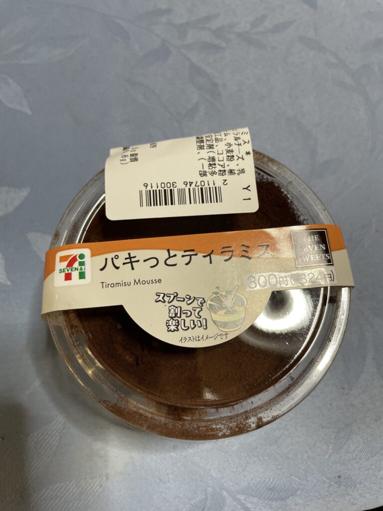 セブンイレブンの「パキッとティラミス」スイーツ。ココアパウダーがかかったティラミスムースが透明カップに入っている。