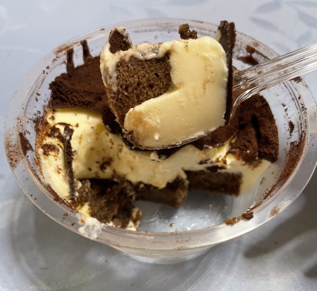セブンイレブンの「パキッとティラミス」をスプーンですくった様子。チョコレート層、クリーム層、コーヒーが染みたスポンジが見える。